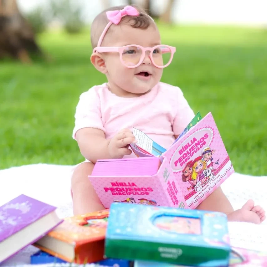 Fotografia infantil em Uberlândia — bebê sorrindo ao ar livre
